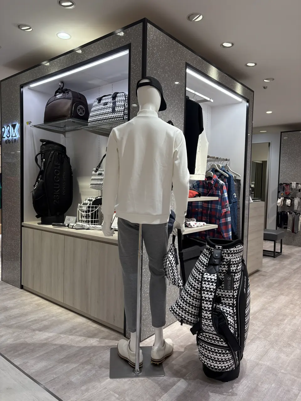 23区GOLF 松屋スタッフ コーディネート画像