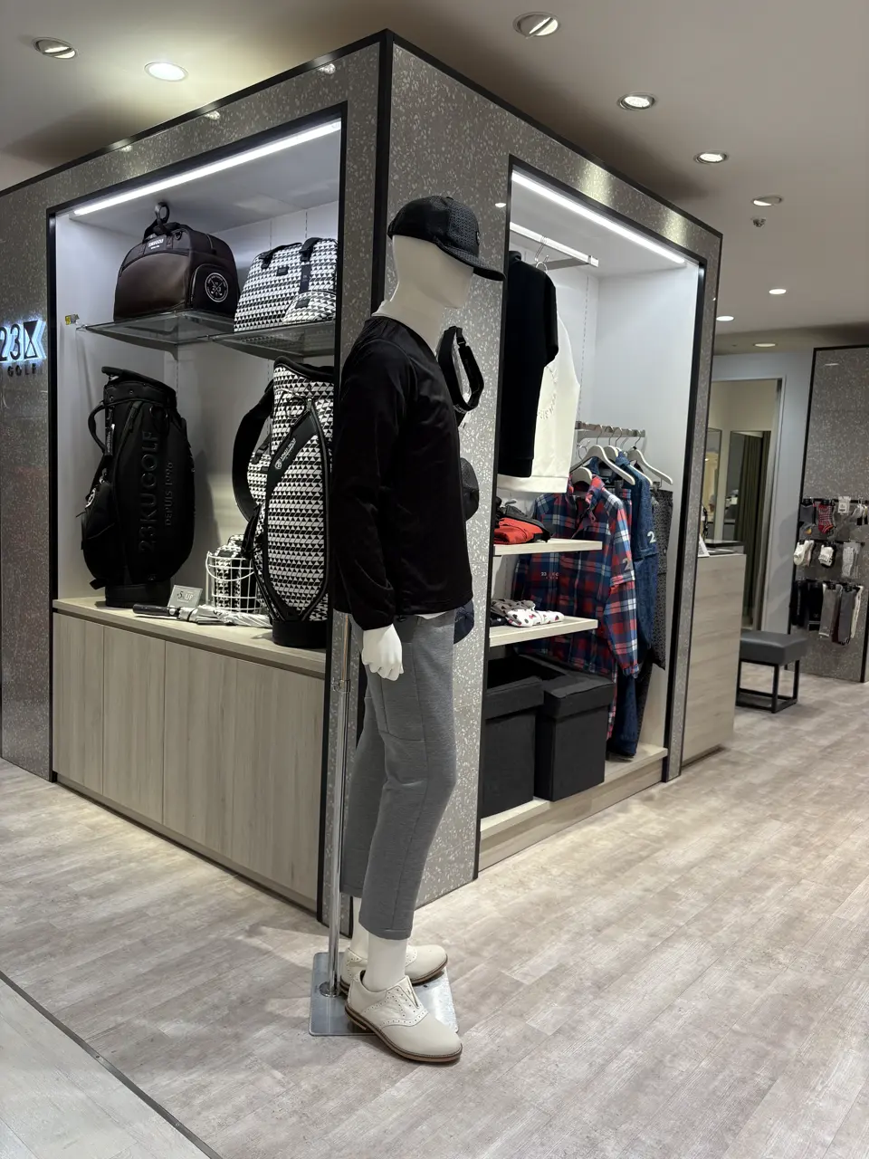 23区GOLF 松屋スタッフ コーディネート画像