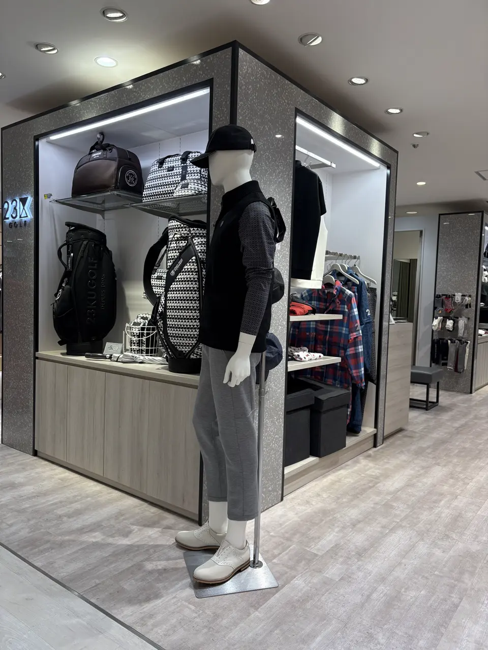 23区GOLF 松屋スタッフ コーディネート画像