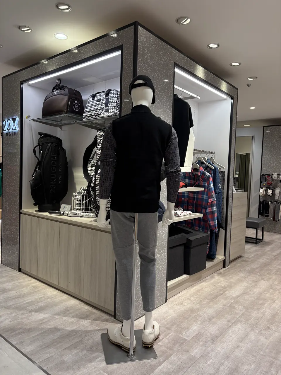 23区GOLF 松屋スタッフ コーディネート画像