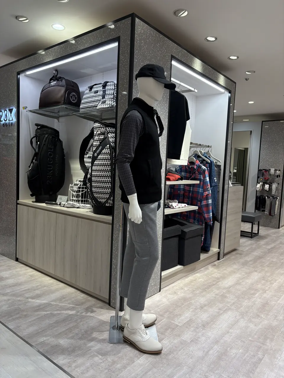 23区GOLF 松屋スタッフ コーディネート画像