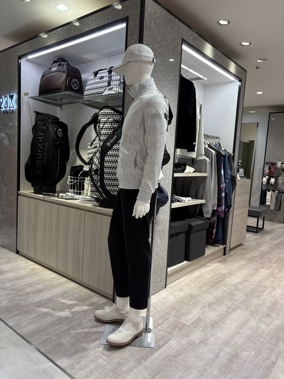 23区GOLF 松屋スタッフ コーディネート画像