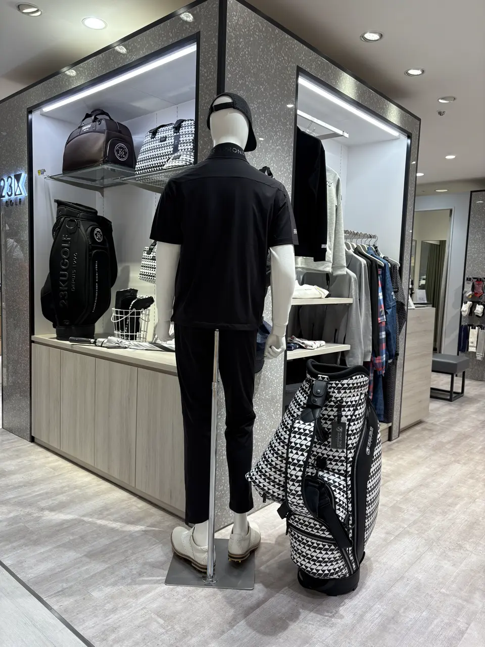 23区GOLF 松屋スタッフ コーディネート画像