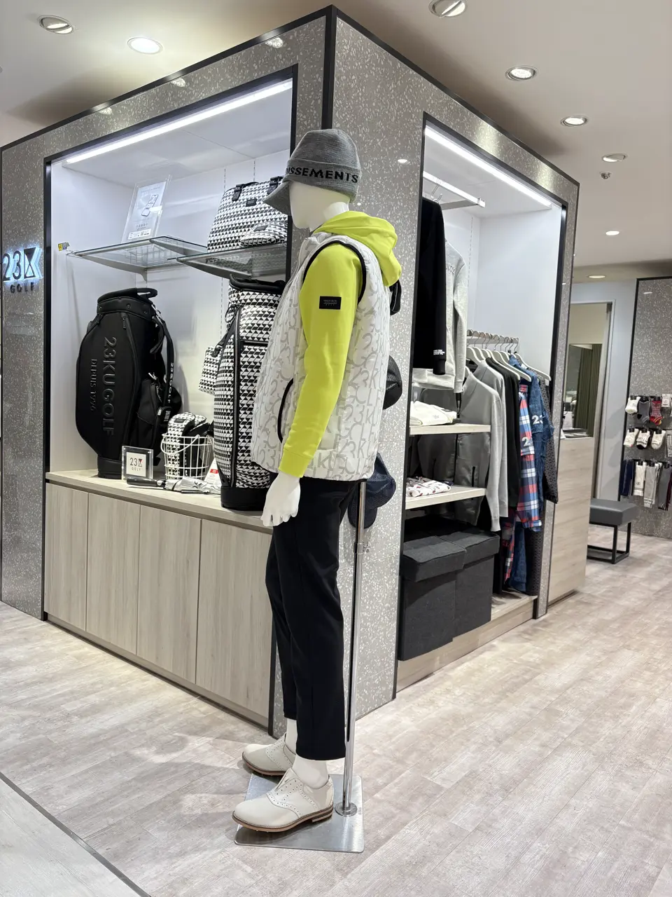 23区GOLF 松屋スタッフ コーディネート画像