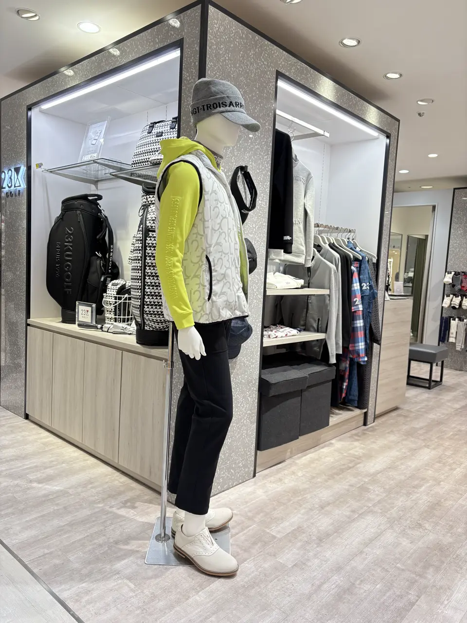 23区GOLF 松屋スタッフ コーディネート画像