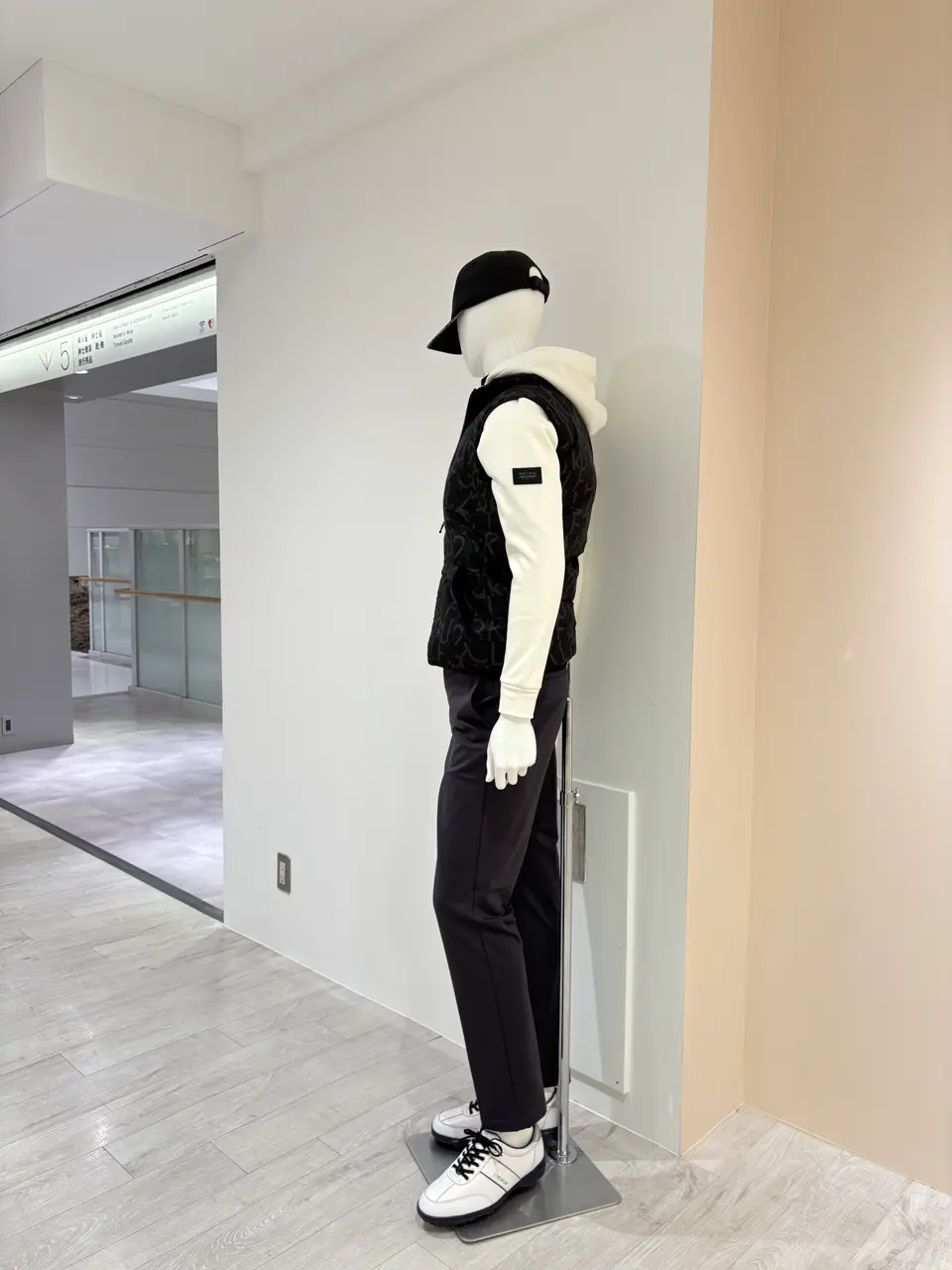 23区GOLF 松屋スタッフ コーディネート画像