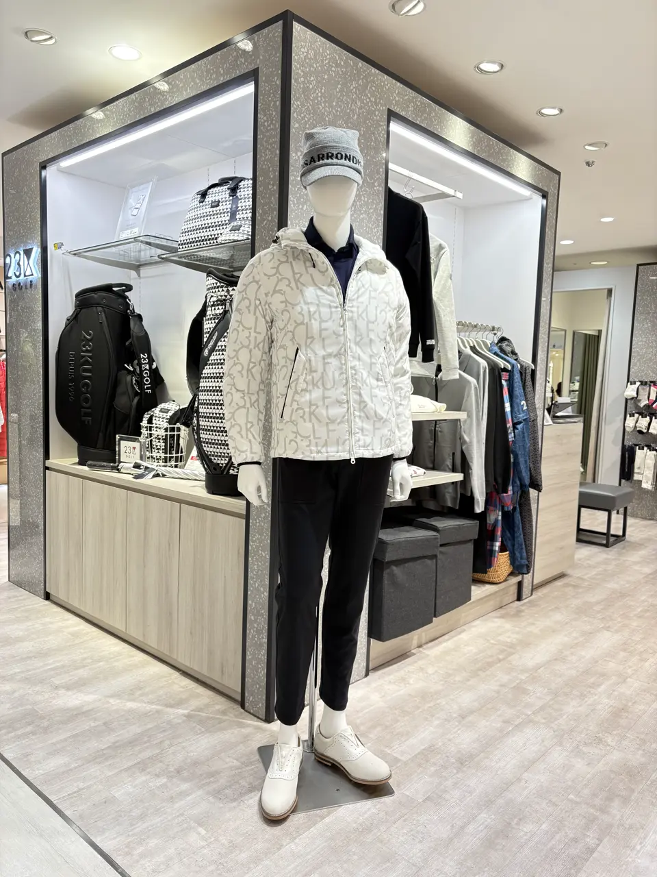 23区GOLF 松屋スタッフ コーディネート画像