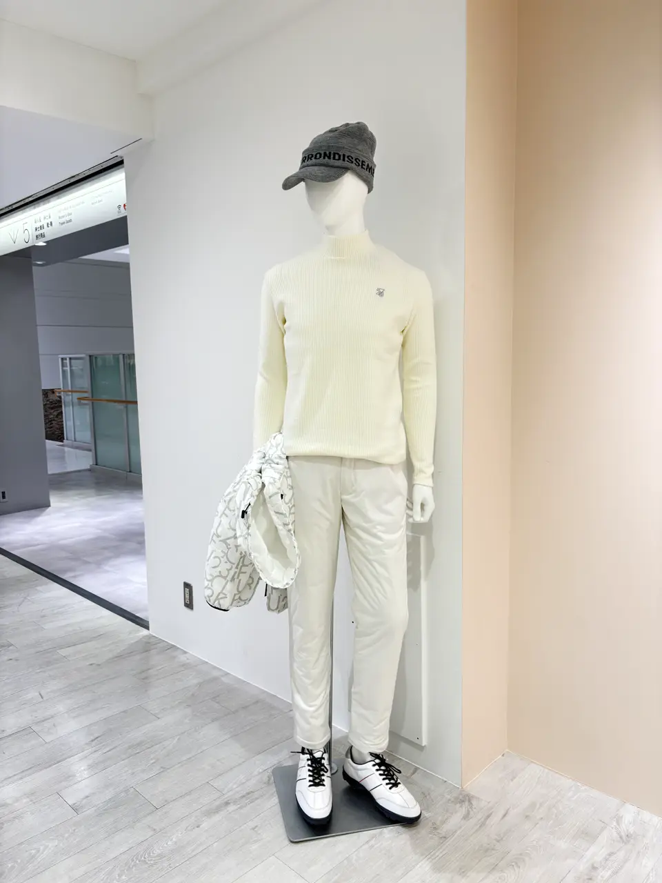 23区GOLF 松屋スタッフ コーディネート画像