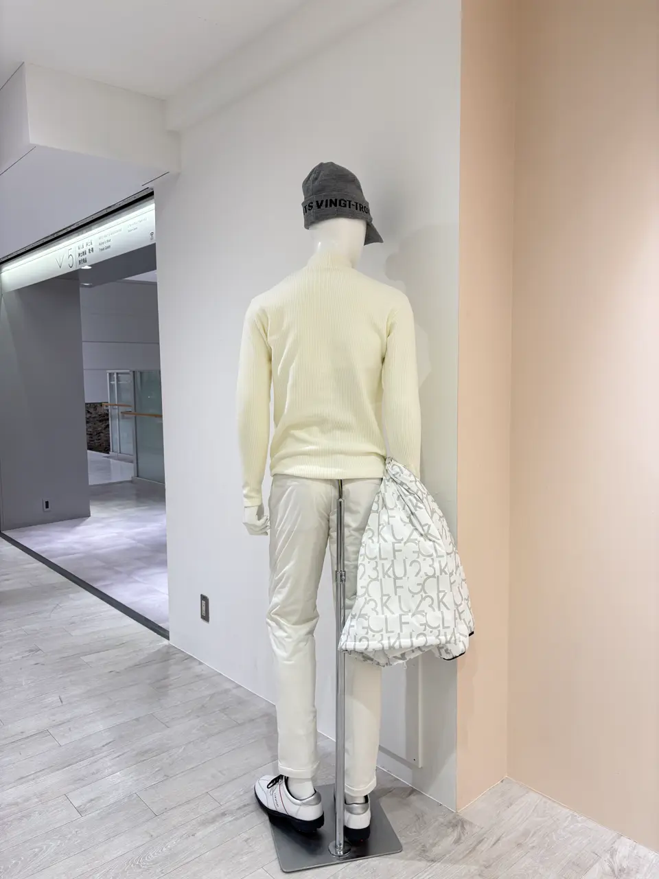 23区GOLF 松屋スタッフ コーディネート画像