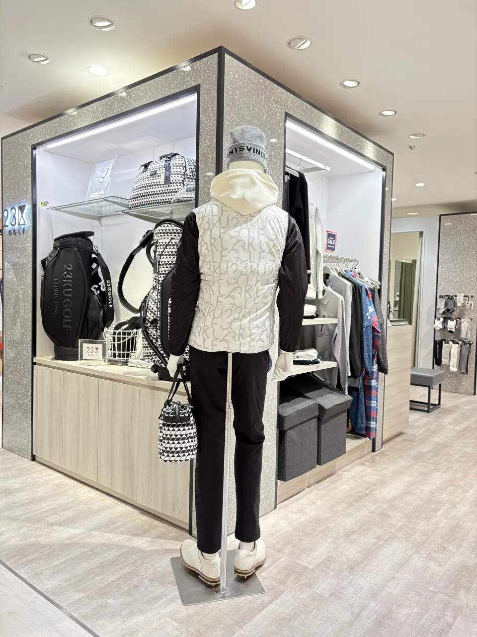 23区GOLF 松屋スタッフ コーディネート画像