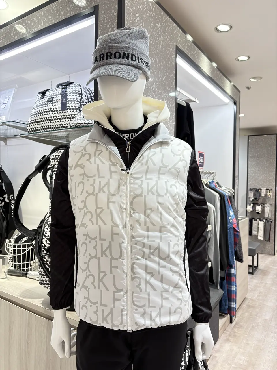 23区GOLF 松屋スタッフ コーディネート画像