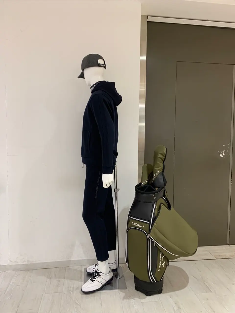 23区GOLF 松屋スタッフ コーディネート画像