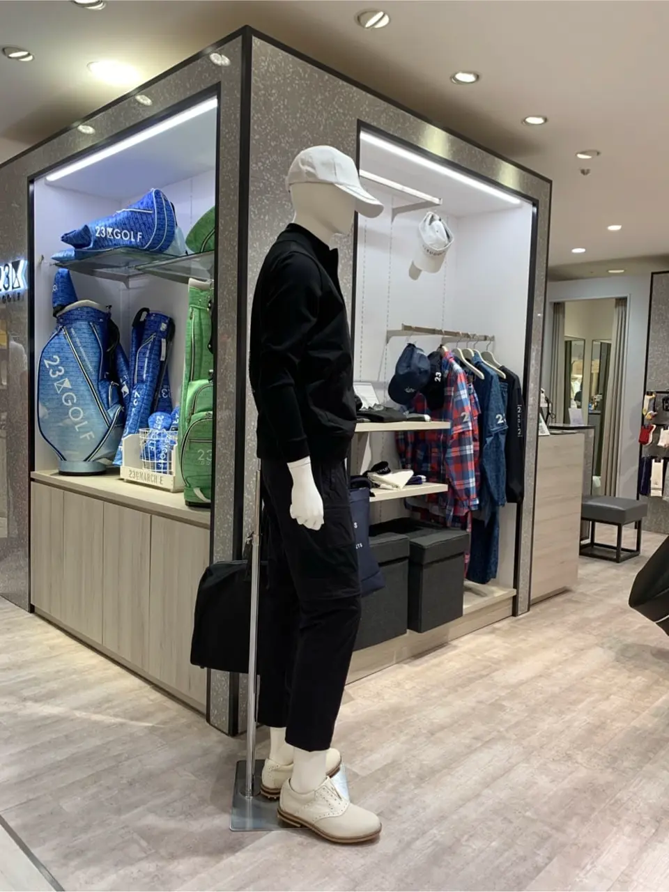 23区GOLF 松屋スタッフ コーディネート画像