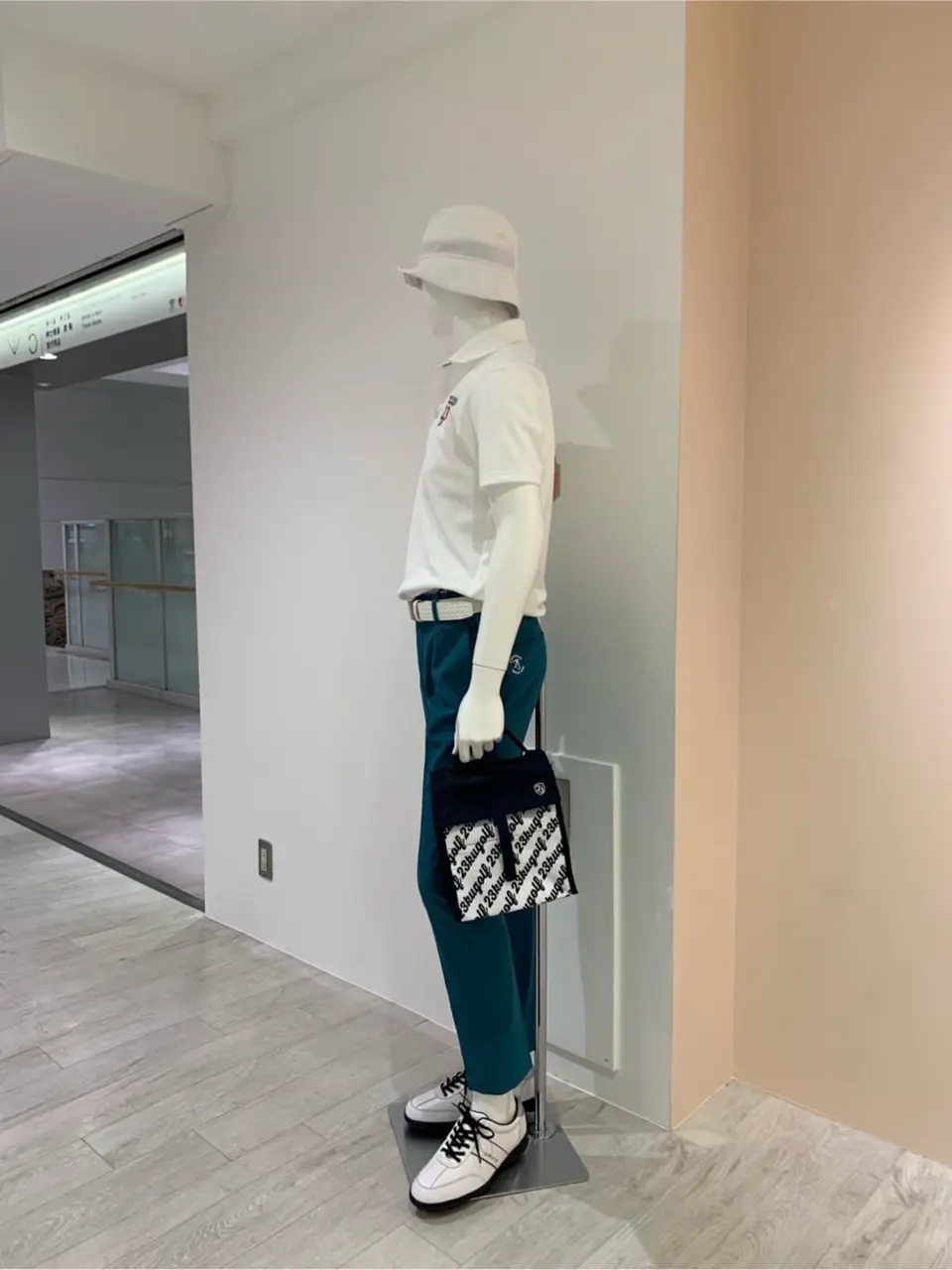 23区GOLF 松屋スタッフ コーディネート画像