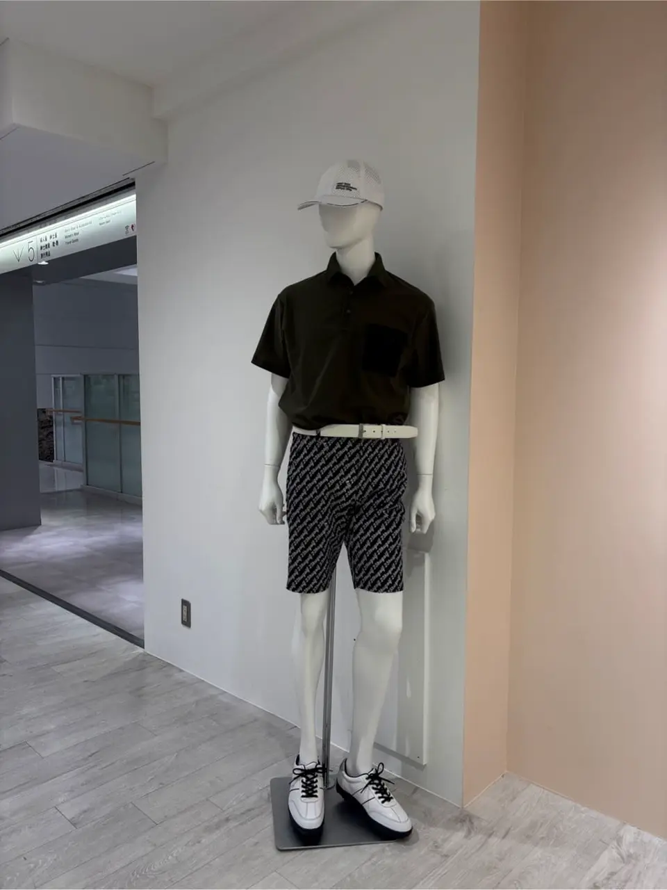 23区GOLF 松屋スタッフ コーディネート画像