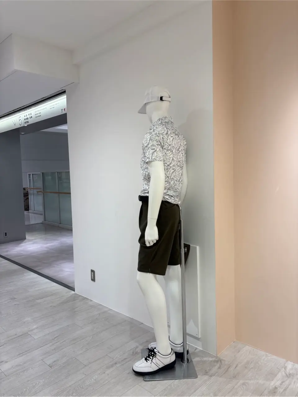 23区GOLF 松屋スタッフ コーディネート画像