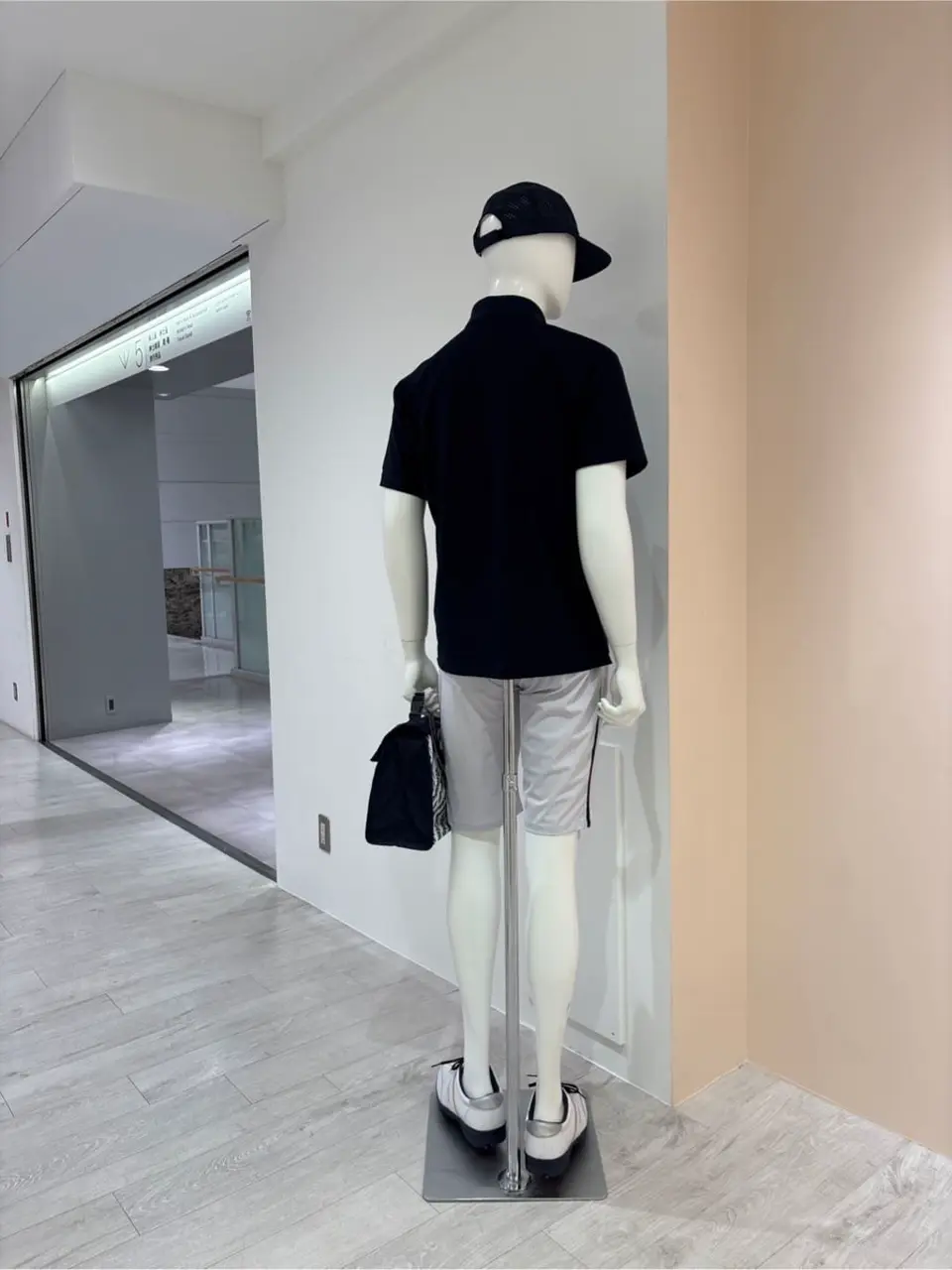 23区GOLF 松屋スタッフ コーディネート画像