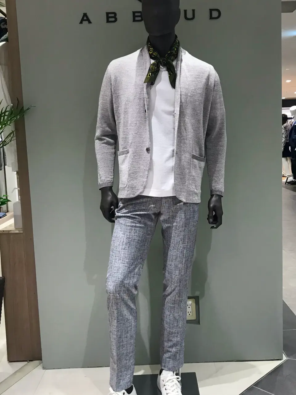 JOSEPH ABBOUD 伊津野 コーディネート画像