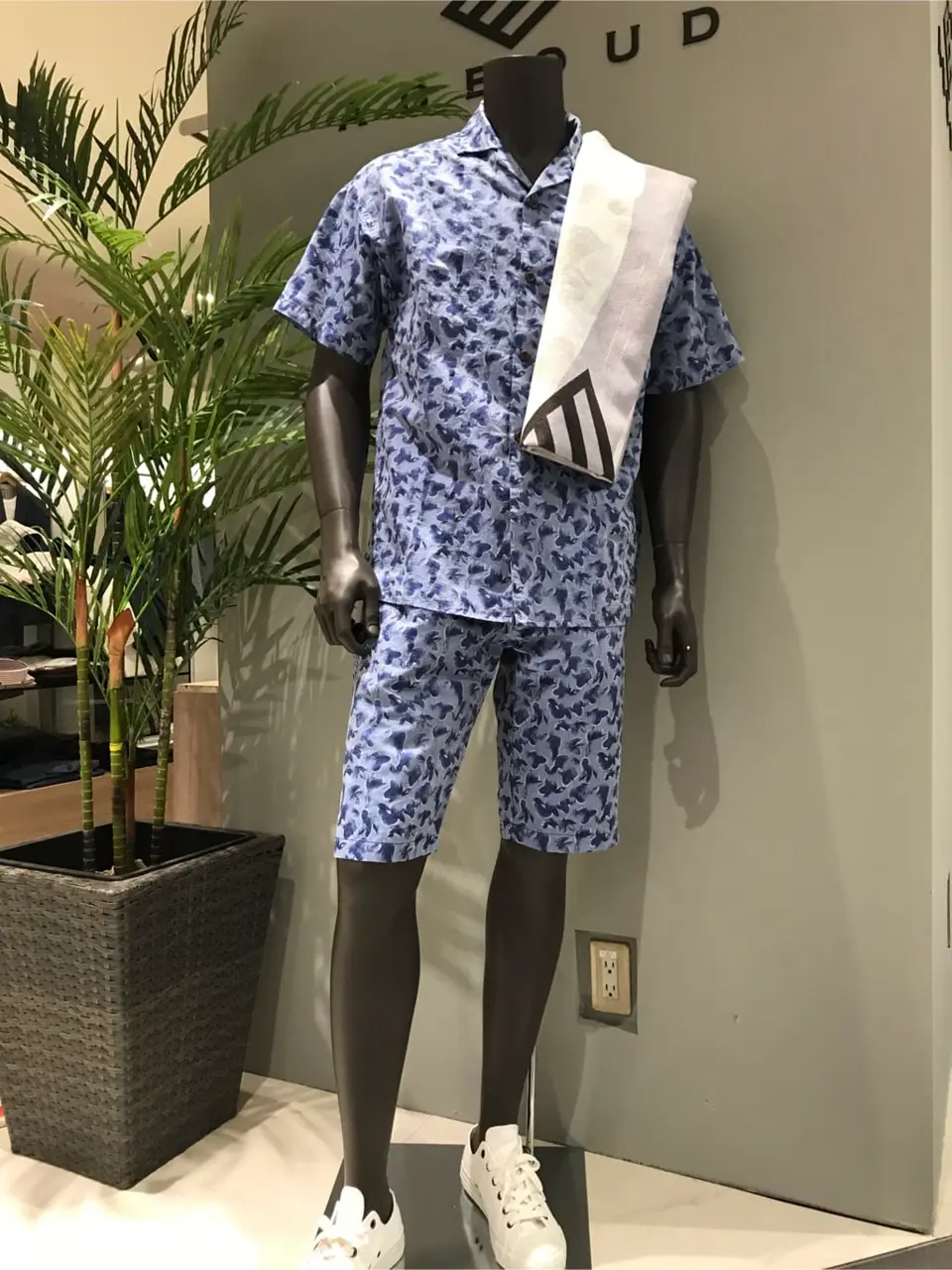 JOSEPH ABBOUD 伊津野 コーディネート画像