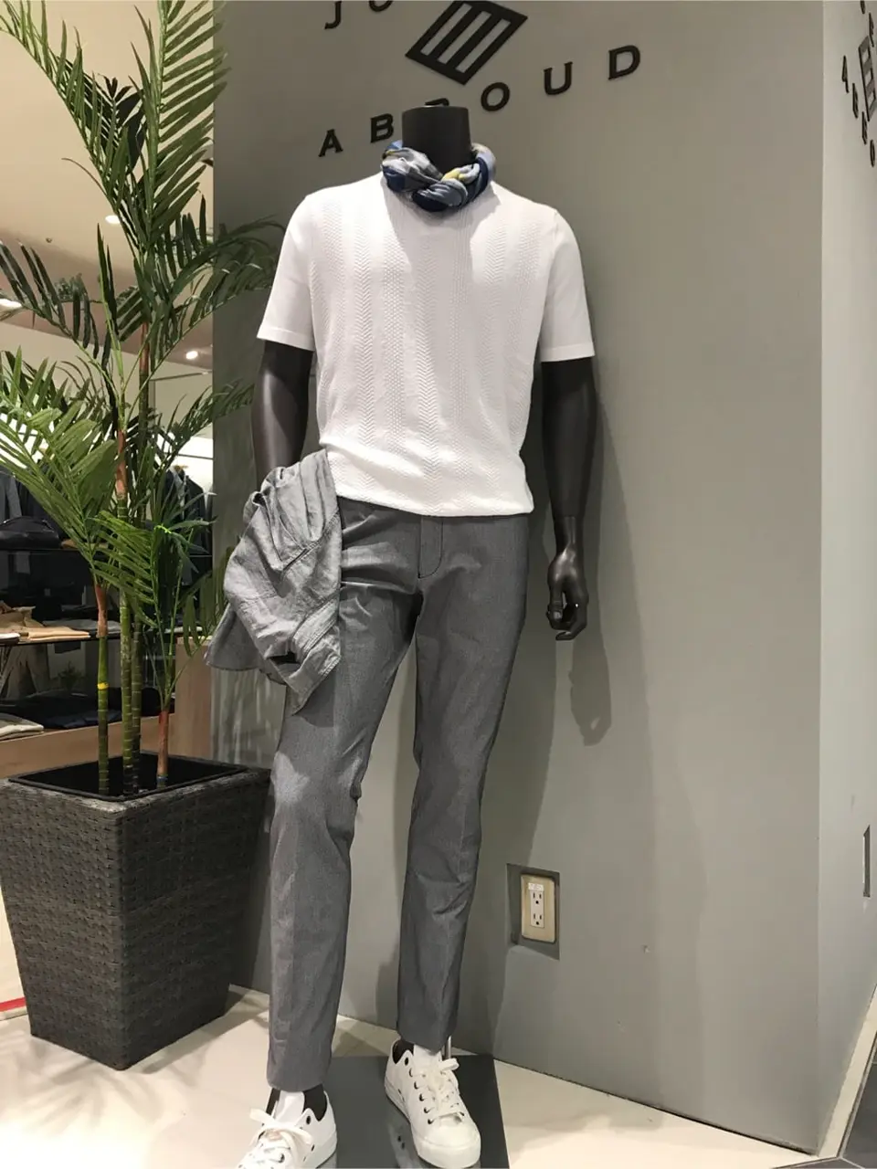 JOSEPH ABBOUD 伊津野 コーディネート画像