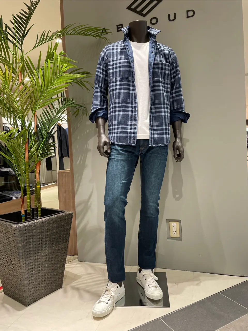 JOSEPH ABBOUD 伊津野 コーディネート画像