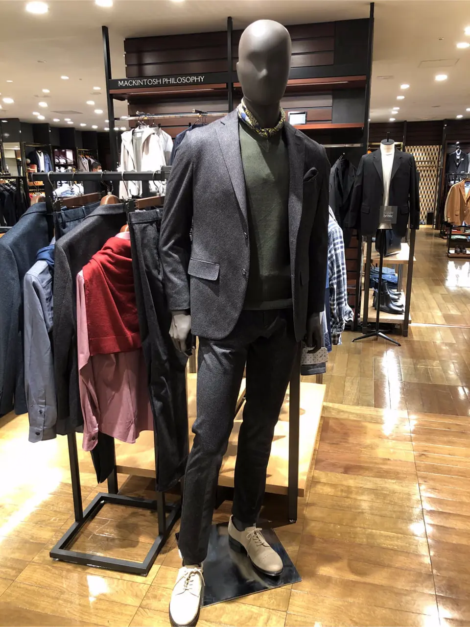 JOSEPH ABBOUD 新林 コーディネート画像