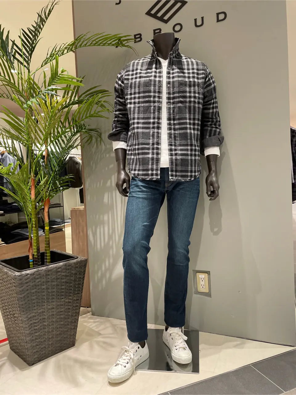 JOSEPH ABBOUD 伊津野 コーディネート画像