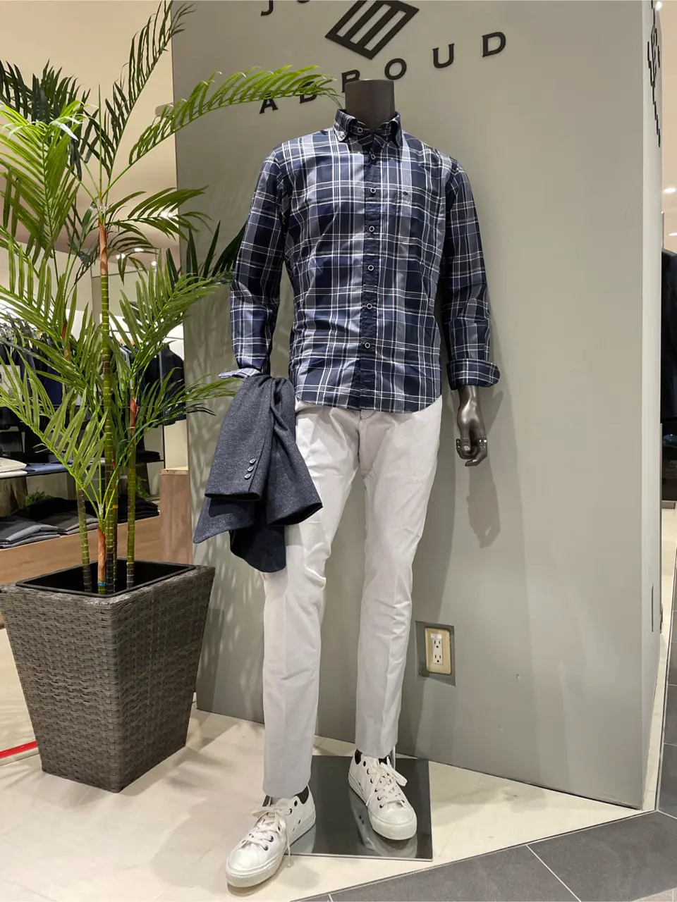 JOSEPH ABBOUD 伊津野 コーディネート画像