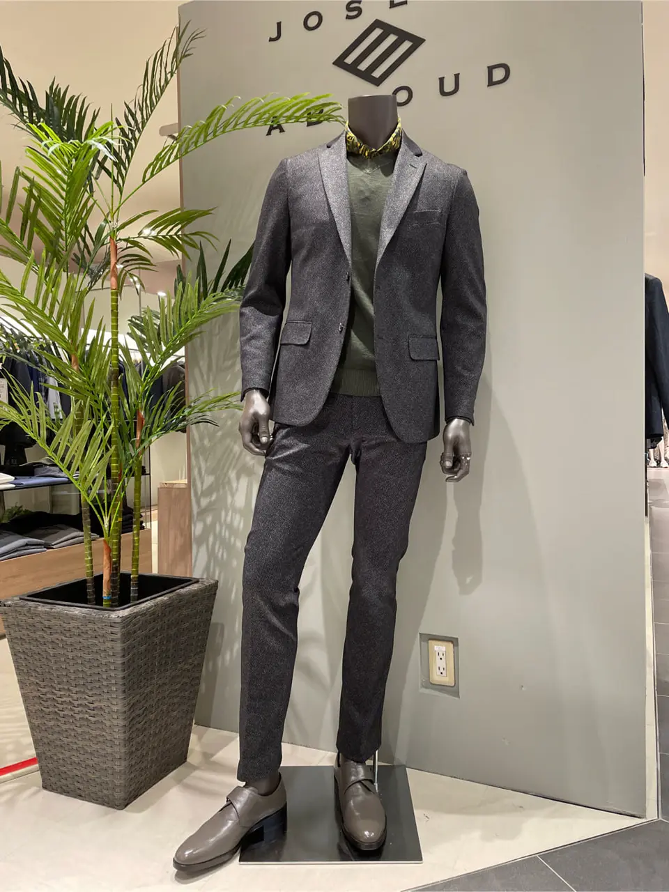 JOSEPH ABBOUD 伊津野 コーディネート画像