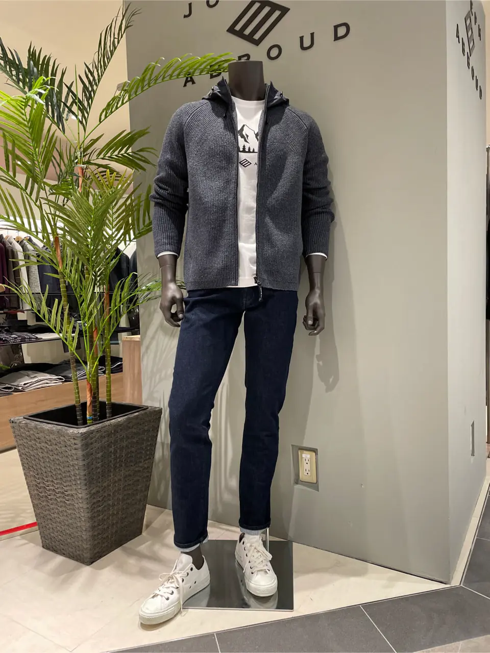 JOSEPH ABBOUD 伊津野 コーディネート画像