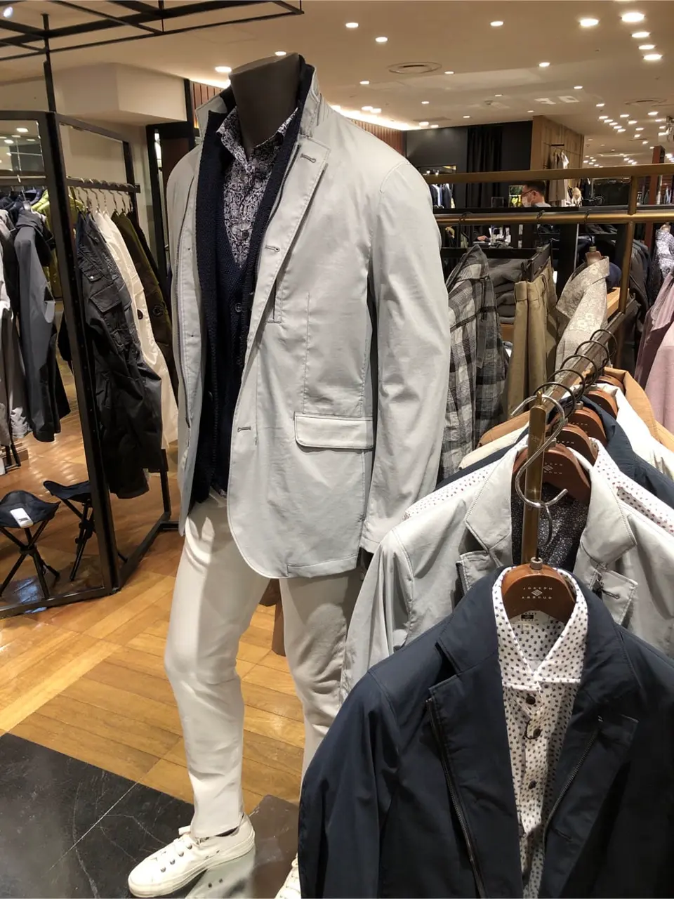 JOSEPH ABBOUD 新林 コーディネート画像