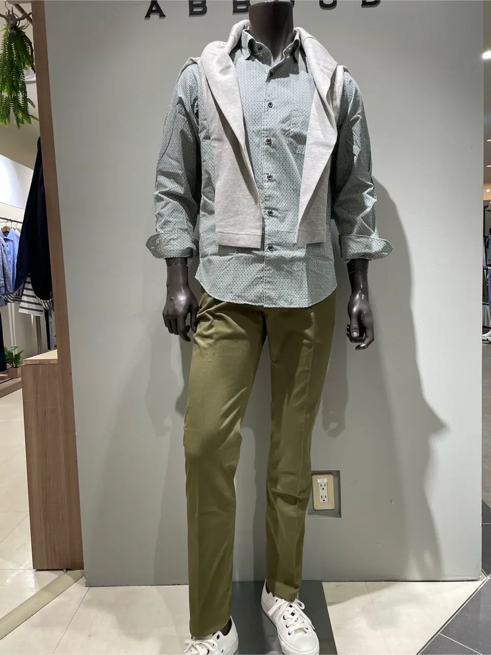 JOSEPH ABBOUD 伊津野 コーディネート画像