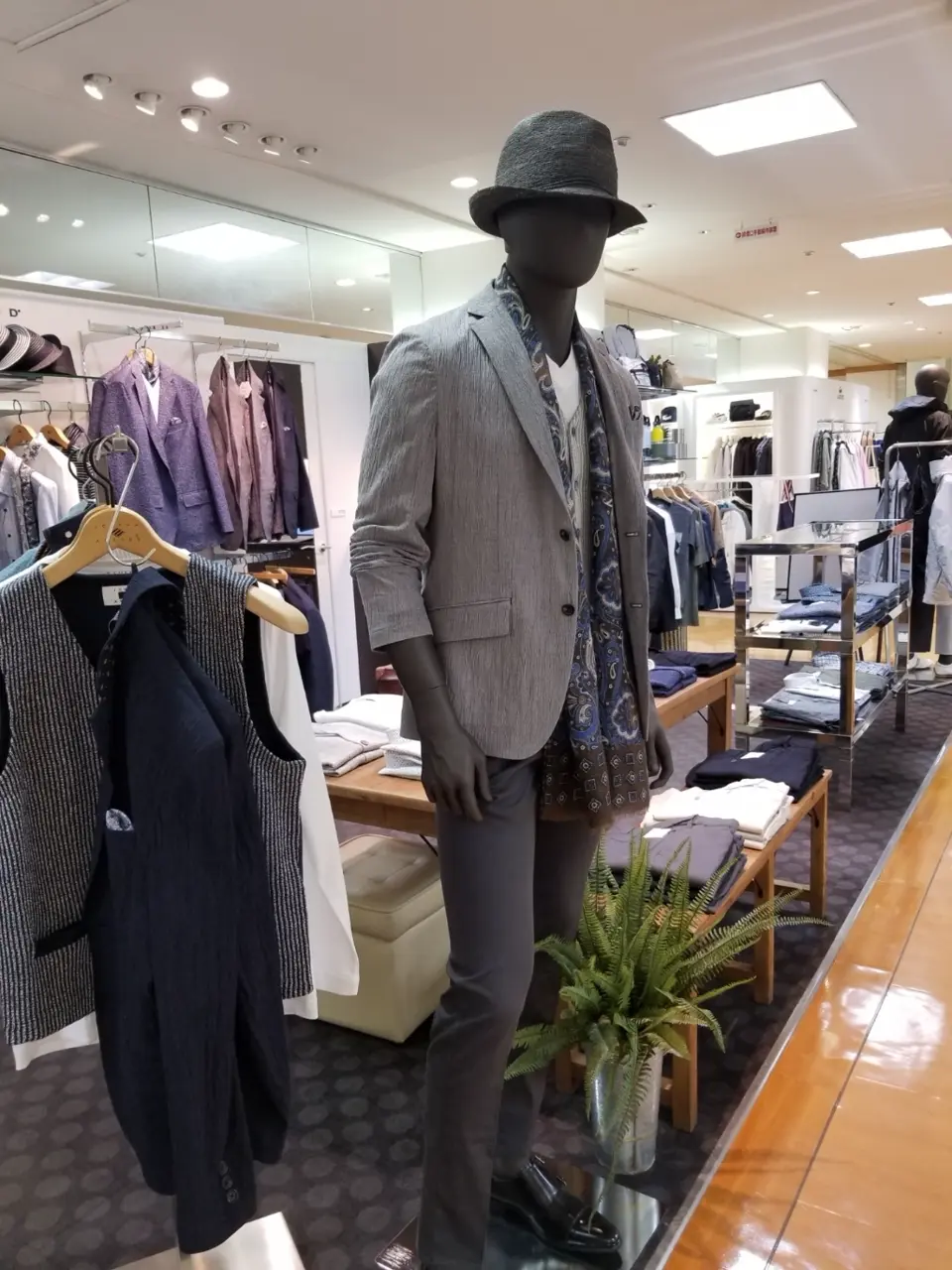 JOSEPH ABBOUD スタッフ コーディネート画像