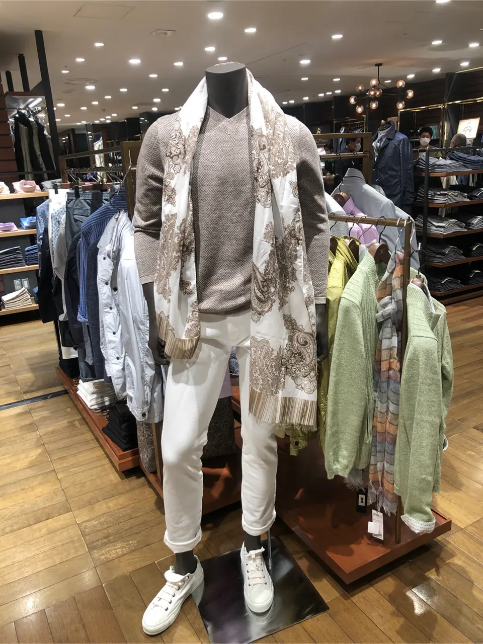 JOSEPH ABBOUD 新林 コーディネート画像