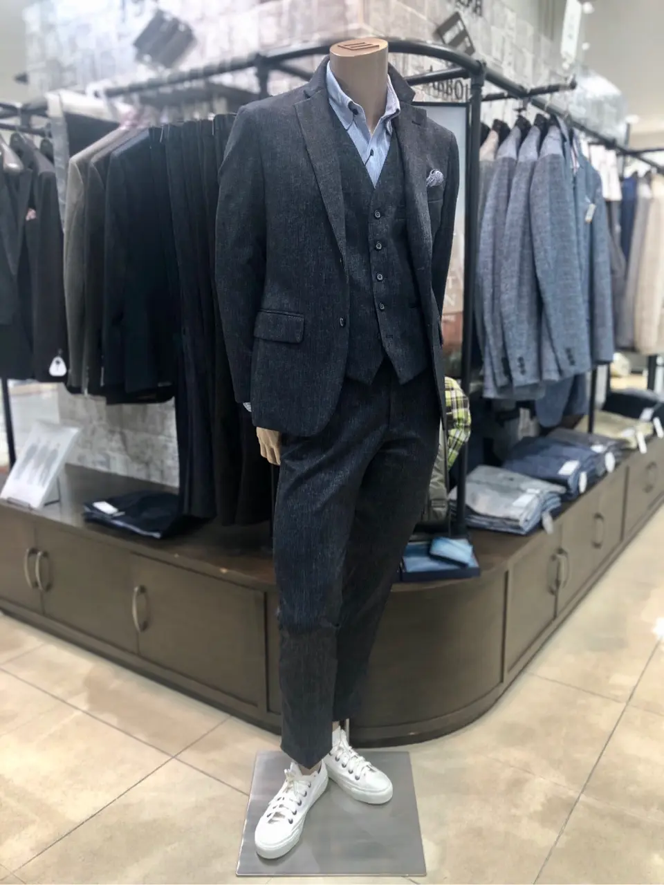 JOSEPH ABBOUD Konda コーディネート画像