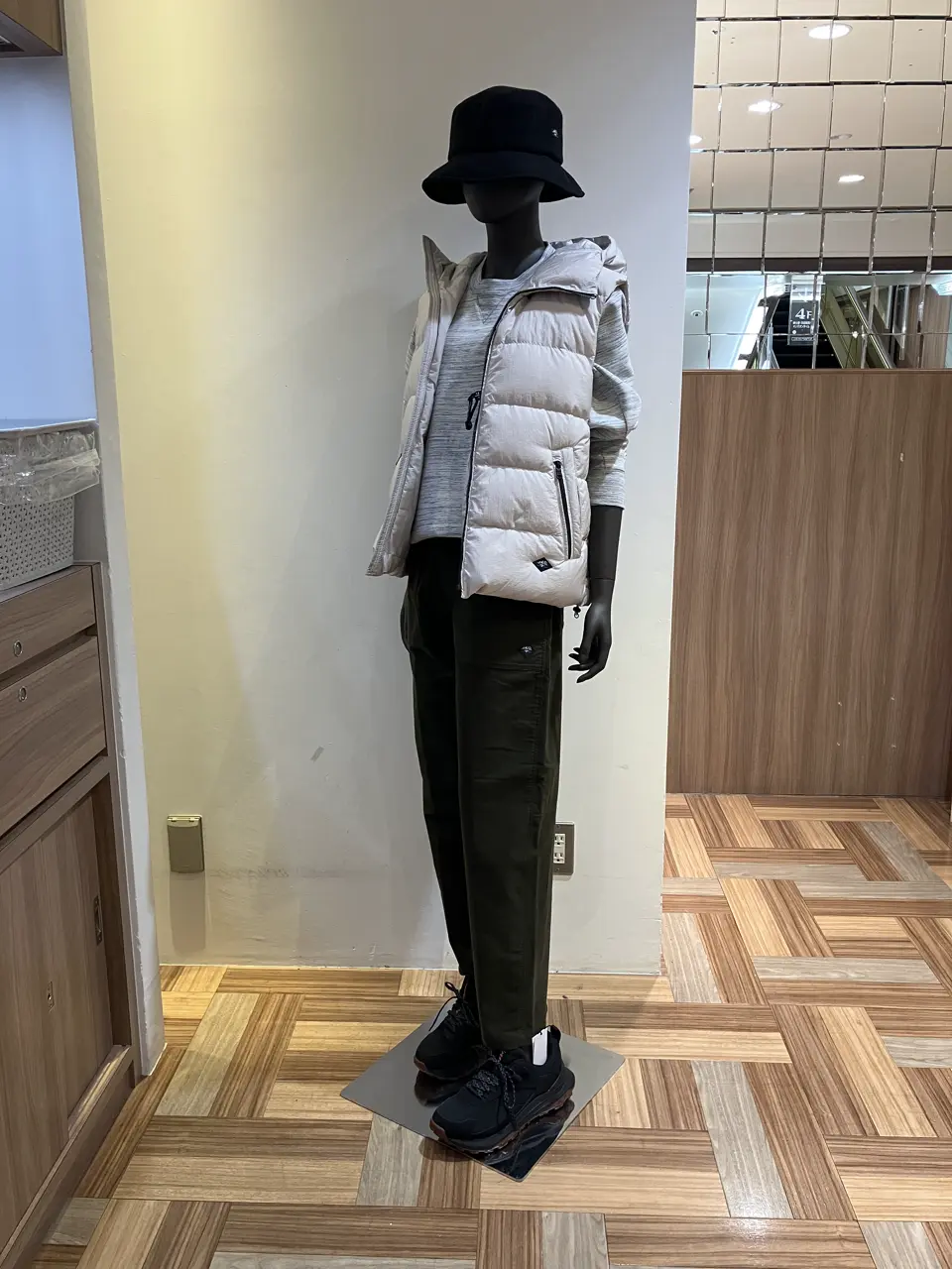 JOSEPH ABBOUD MOUNTAIN 小城 コーディネート画像