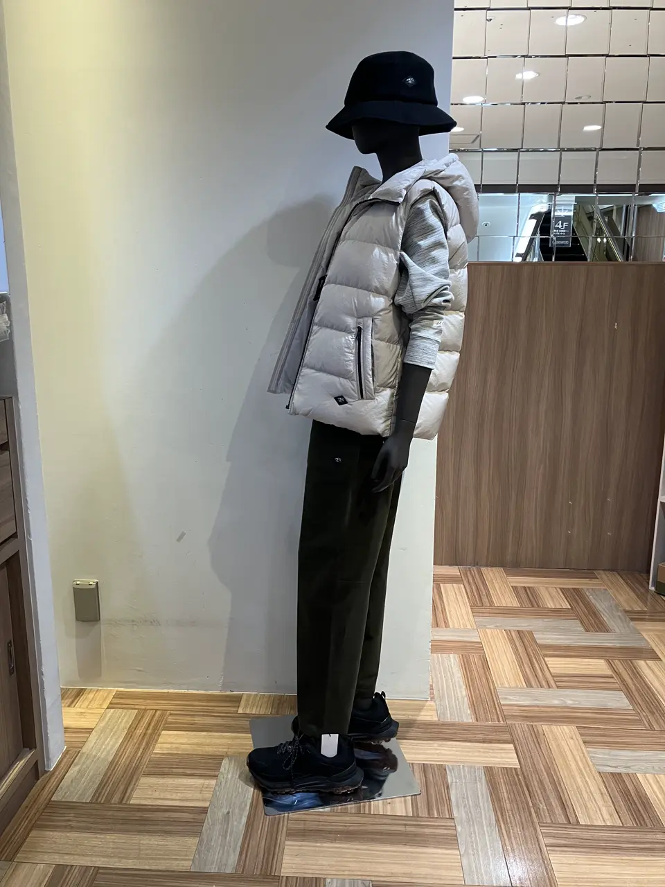 JOSEPH ABBOUD MOUNTAIN 小城 コーディネート画像