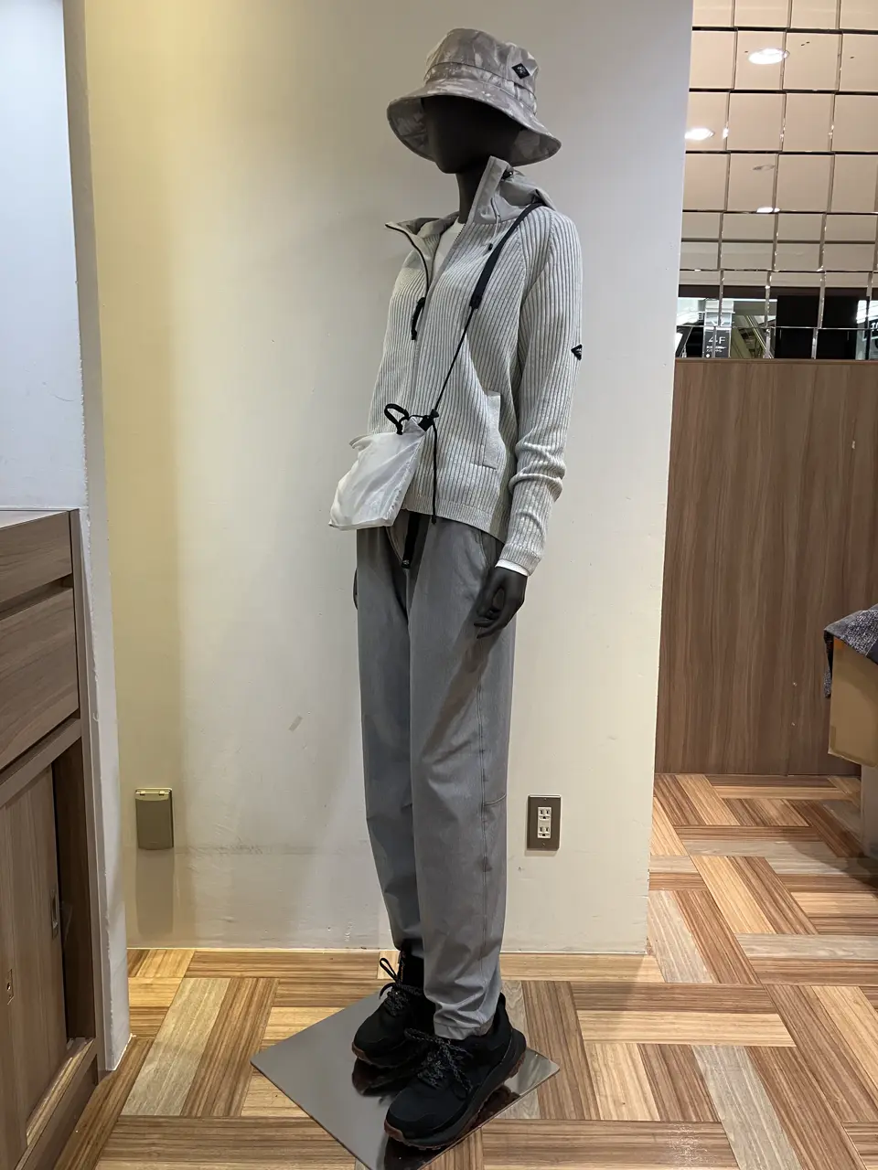 JOSEPH ABBOUD MOUNTAIN 小城 コーディネート画像