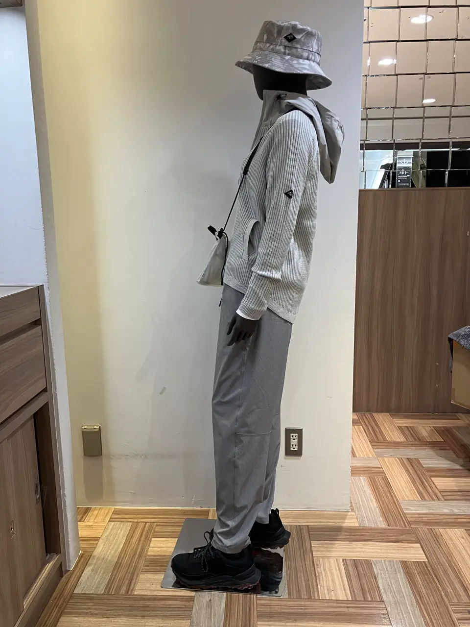 JOSEPH ABBOUD MOUNTAIN 小城 コーディネート画像