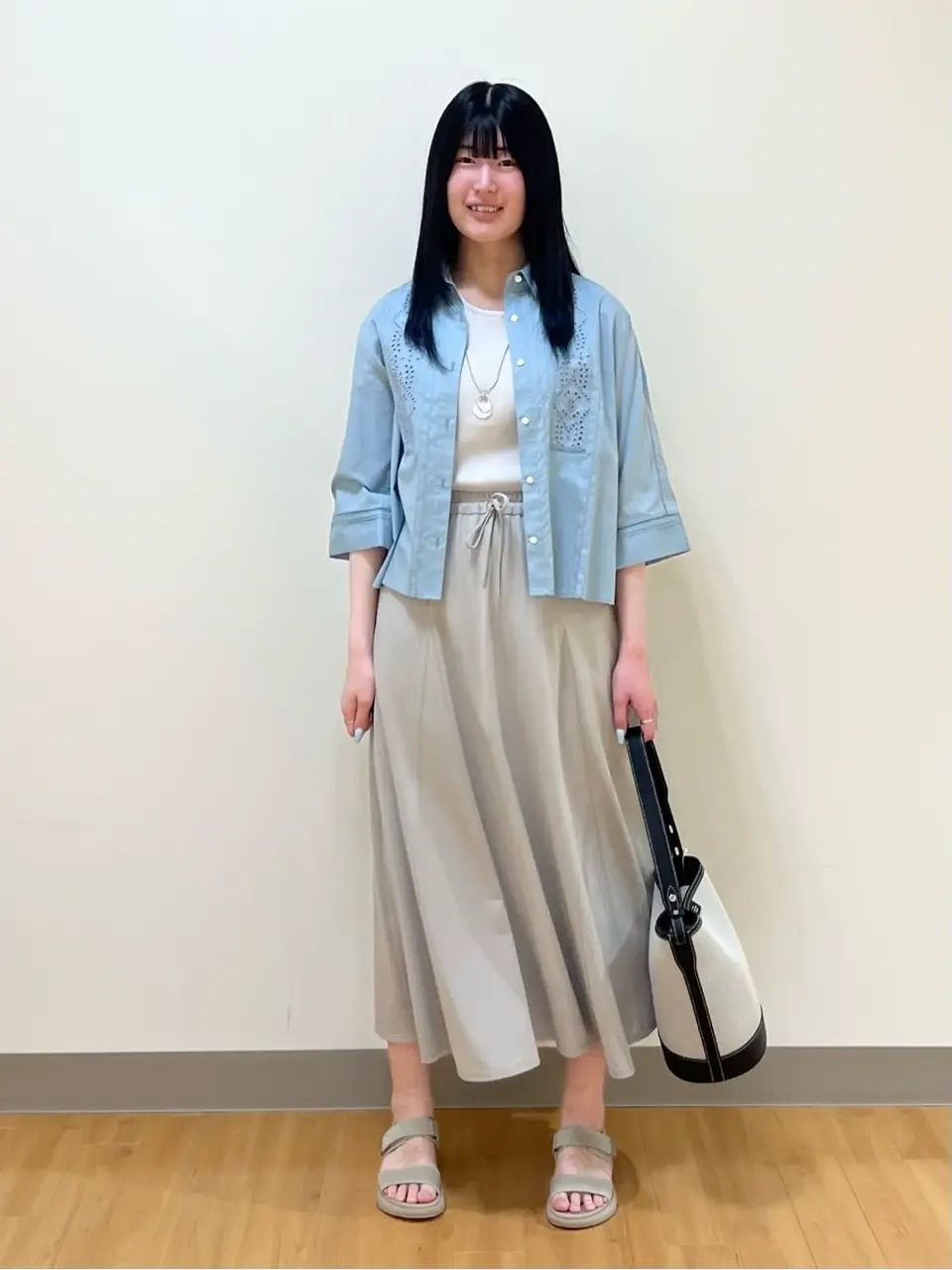  Aina コーディネート画像