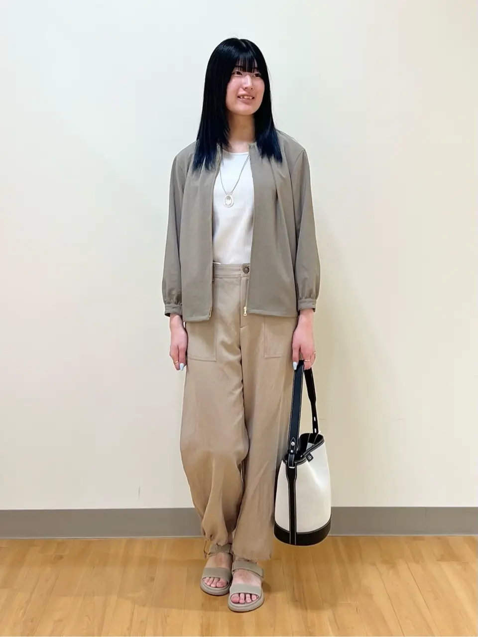  Aina コーディネート画像