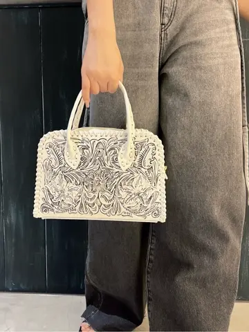 ORIGINATED IN GRACE CONTINENTAL Moe コーディネート画像